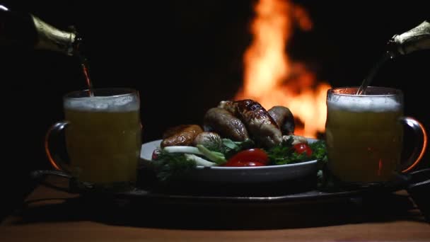 Duas cervejas e salsichas com chama no fundo — Vídeo de Stock