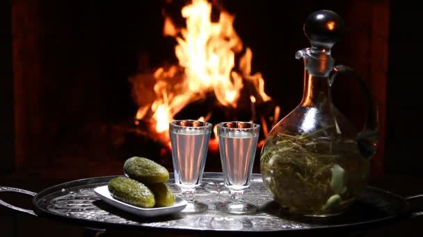 Traditioneller hausgemachter russischer Wodka mit Flamme auf Hintergrund — Stockvideo