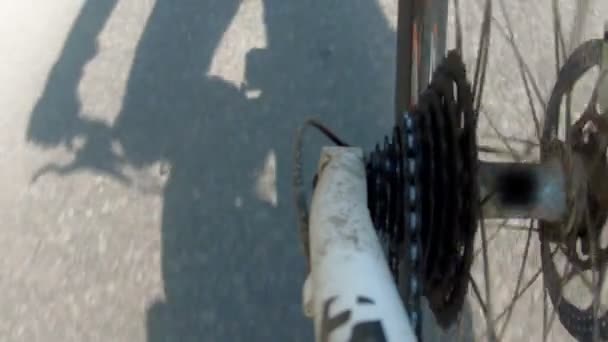 Vitesse de bicyclette en mouvement et ombre du cycliste — Video