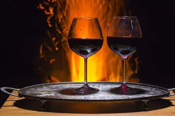 Zwei Gläser Wein mit Flamme auf Hintergrund — Stockfoto