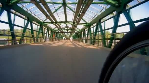 Çelik yapısı üzerinde perspektif görünüm üzerinde hareketli Bisiklet — Stok video
