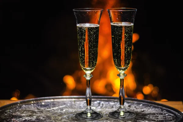 Deux verres de champagne avec flamme sur fond — Photo