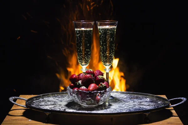 Zwei Gläser Champagner mit Flamme auf Hintergrund — Stockfoto
