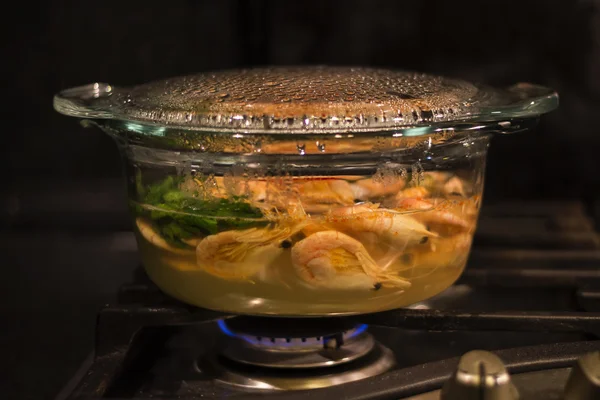 Camarones de cocina en maceta de vidrio transparente — Foto de Stock