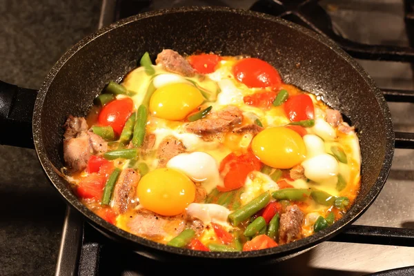 Жареные яйца с мясом — стоковое фото