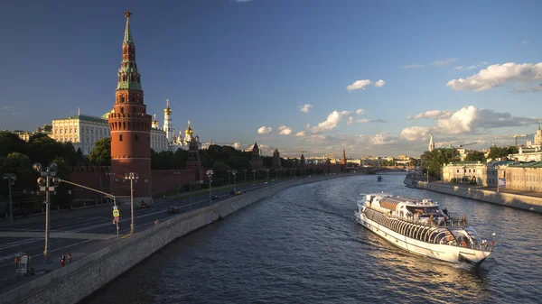 Moskova Nehri üzerinde tekne