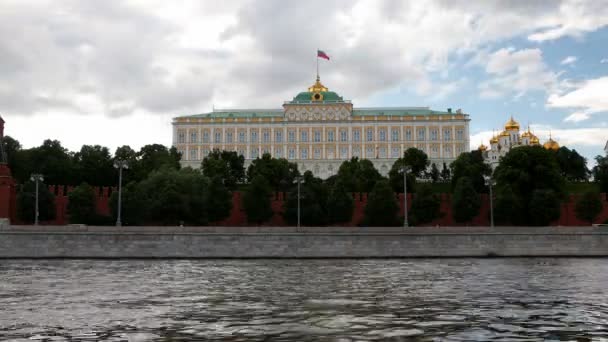 Moskva; Ryssland, juni-tretton-två tusen sexton år. Visa på stora kremlin palace från Moskva floden i dag av självständighet av Ryssland juni-tretton-två tusen sexton år. — Stockvideo
