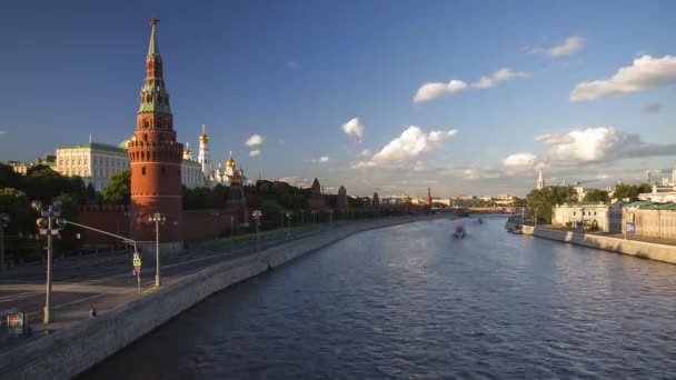 Boten op de Moskou rivier time-lapse — Stockvideo