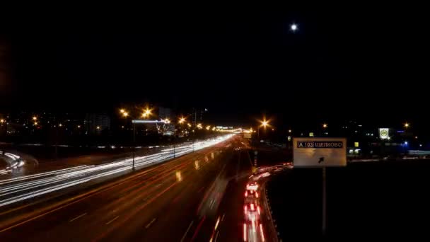 Φεγγάρι πάνω από νύχτα αστικών οδών κίνηση ώρα λήξη — Αρχείο Βίντεο