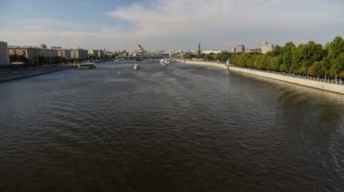 Moskova; Rusya, Haziran-yirmi altı iki bin on altı yıl; Tur ve dinlenme günü, Pazar günü Moskova Nehri üzerinde eğlence Tekneler Haziran-yirmi altı iki bin on altı yıl, zaman atlamalı