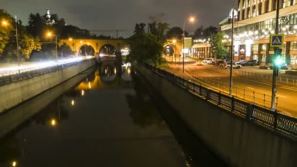 Nasyp, odbicia w wodzie, ruch scena nocy, upływ czasu — Wideo stockowe