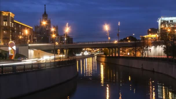 Remblai, reflet dans l'eau, mouvement scène de nuit, laps de temps — Video