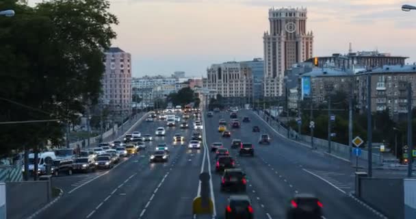 モスクワ;ロシア 6 月 29、2 つ千の 16 年。2 千 16 年、29 歳の 6 月の夜のモスクワ通り Sadovoe リングで見る — ストック動画