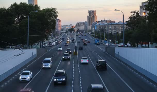 Forgalom, esti és éjszakai jelenet idő telik el — Stock videók