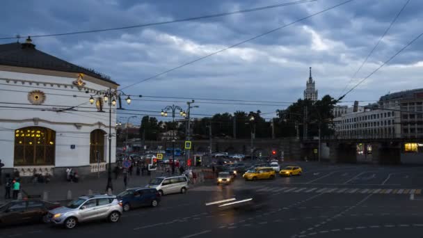 Moskwa; Rosja, 6 lipca 2016: tętniącej życiem skrzyżowaniu na placu w pobliżu trzy duże railway station. Lipca szósty dwóch tysięcy lat szesnastu. Upływ czasu — Wideo stockowe