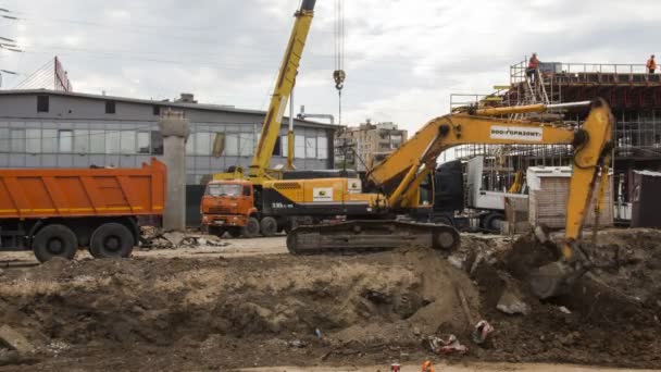 Trabalho da habilidade da máquina escavadora na construção da estrada nova. — Vídeo de Stock