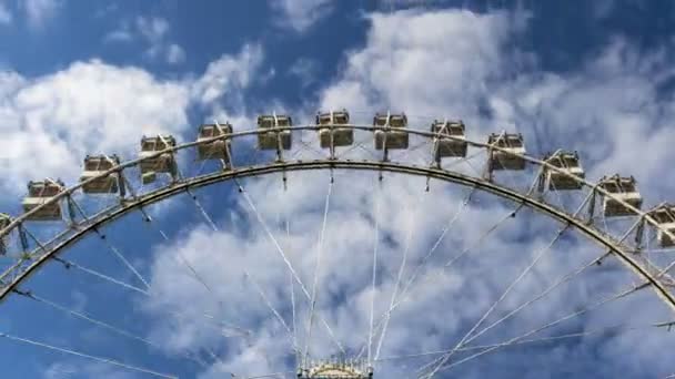 Rotation de la roue ferris avec nuages sur le fond . — Video