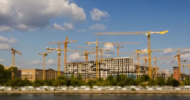 Grúas que trabajan en la construcción de la urbanización en la antigua zona industrial time lapse — Vídeos de Stock