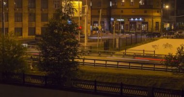 Moskova; Rusya, Ağustos - onikinci-iki bin on altı yıl; gece hareket kentsel nehir tahta üzerinde... Ağustos - onikinci - iki bin on altı yıl. Zaman atlamalı