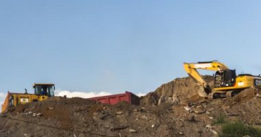 Moskova; Rusya, Ağustos - onbirinci-iki bin on altı yıl; tarak ve damperli kamyon beceri yeni otoyol inşaatı üzerinde çalışır. Ağustos - onbirinci-iki bin on altı yıl. Zaman atlamalı