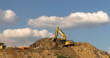 Moskova; Rusya, Ağustos - onbirinci-iki bin on altı yıl; tarak ve damperli kamyon beceri yeni otoyol inşaatı üzerinde çalışır. Ağustos - onbirinci-iki bin on altı yıl. Zaman atlamalı