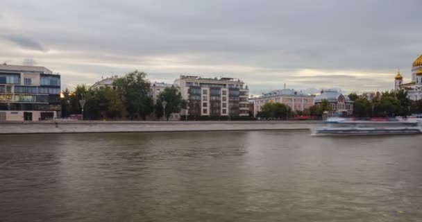 Panoramic view of Moscow river at sunset time lapse — Stock Video