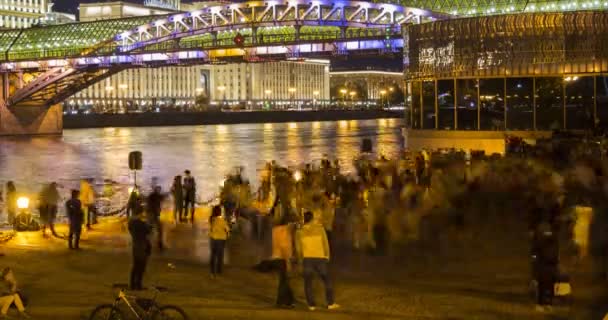 Moscú; Rusia, agosto-dieciséis-dos mil dieciséis años; la gente baila en el terraplén del río Moscú en el parque central en Moscú. Agosto-decimosexto-Dos mil dieciséis años.El lapso de tiempo — Vídeo de stock