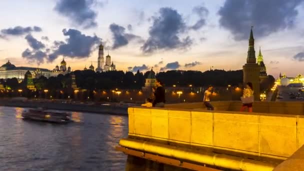 Moscú; Rusia, agosto-veintidós mil dieciséis años; la gente toma fotos entre sí y selfies en mirador en puente cerca del Kremlin de Moscú. Agosto -veintidós primeros-Dos mil dieciséis años, lapso de tiempo — Vídeos de Stock