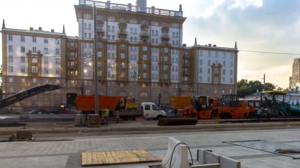 Panorama de reparação calçada com Embaixada dos EUA em Moscou em segundo plano lapso de tempo — Vídeo de Stock