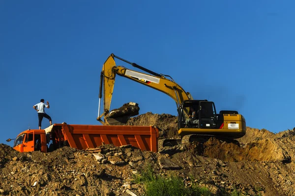 Moskova, Rusya-Eylül 10, 2016:excavator ve damperli kamyon beceri çalışma 
