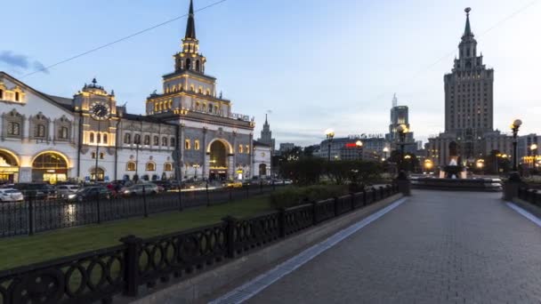 Moscú; Rusia, septiembre-segundos-Dos mil dieciséis años; vista panorámica de la terminal de trenes de Moscú Kazansky y plaza satélite en el atardecer y la oscuridad — Vídeos de Stock