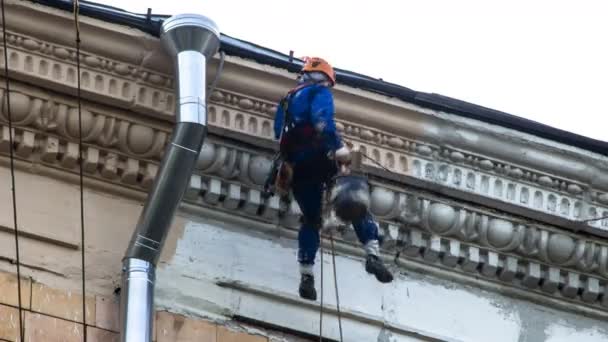 Moscow;Russia,September -sixth-Two thousand sixteen year;steepljack worker repair house front in Moscow,  September -sixth-Two thousand sixteen year time lapse — Stock Video
