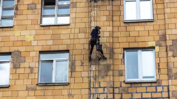 Moscou ; Russie, septembre -sixième-deux mille seize ans ; ouvrier steepljack réparation maison avant à Moscou, septembre -sixième-deux mille seize ans laps de temps — Video