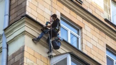 Moskova; Rusya, Eylül-altıncı-iki bin on altı yıl; steepljack işçi onarım ev açık Moskova, Eylül-altıncı-iki bin on altı yıl zaman atlamalı