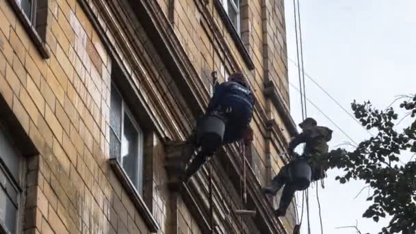 Moskva; Rusland-september, sjette-To tusind seksten år: steeplejack arbejdstager reparation hus front i Moskva, September-Sjette-To tusind seksten år bortfalder – Stock-video