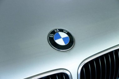 Bogor, Endonezya, 27 Mayıs 2025 BMW E46 'nın kaputu. Düzenlemeden sonra.