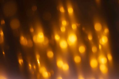 Altın turuncu renkli, bulanık bokeh renginde soyut bir arka plan. Tatil ışıkları arka planı ya da Noel arkaplanı için altın ışık bokeh. Odaklanmamış
