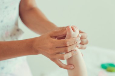 Küçük bir bebek Masaj.