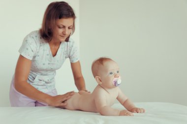 Uzman yapıyor küçük bir bebek Masaj.