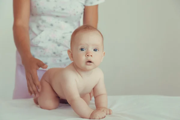 Massör gör massage en liten baby. — Stockfoto