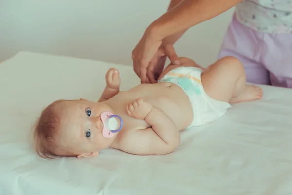 Masör yapıyor küçük bir bebek Masaj. — Stok fotoğraf