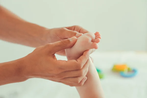 Masör yapıyor küçük bir bebek Masaj. — Stok fotoğraf