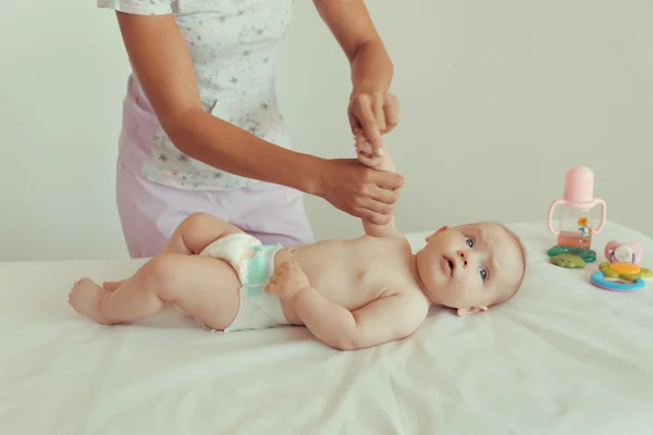 Masör yapıyor küçük bir bebek Masaj. — Stok fotoğraf