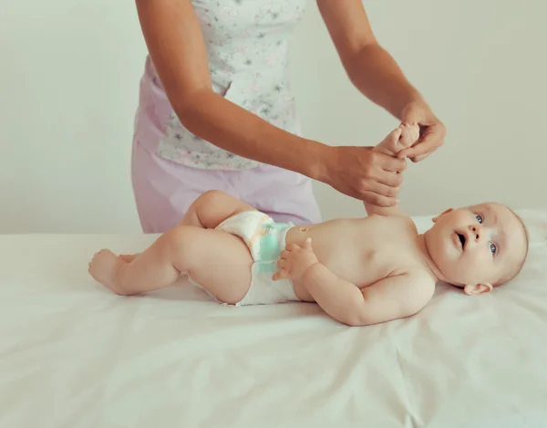 Masajista haciendo masaje a un pequeño bebé . —  Fotos de Stock