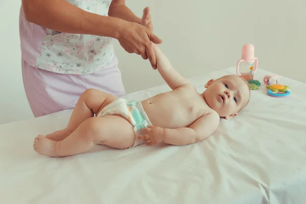 Specjalista, robi masaż małego dziecka. — Zdjęcie stockowe