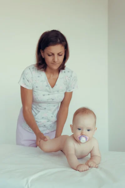 Quatro meses de idade bebê desfrutando de massagem — Fotografia de Stock