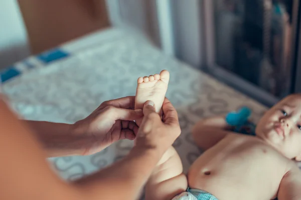 Küçük bir bebek Masaj. — Stok fotoğraf