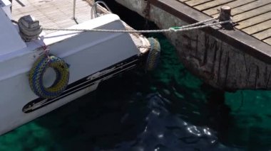 Yat denize açılmak üzeredir. Yatın kenarı..