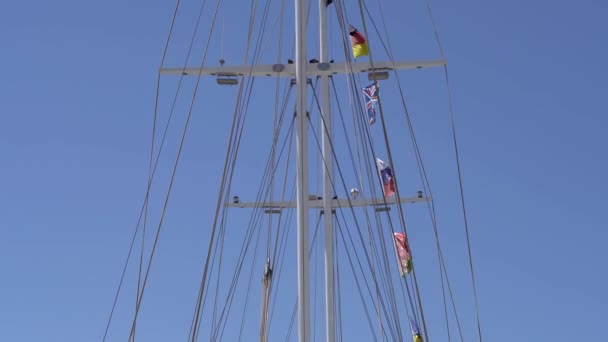 Mástil de barco con banderas de diferentes países. — Vídeos de Stock