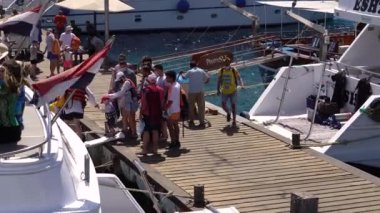 Limanda yatlar var. İnsanlar yata gidiyor..